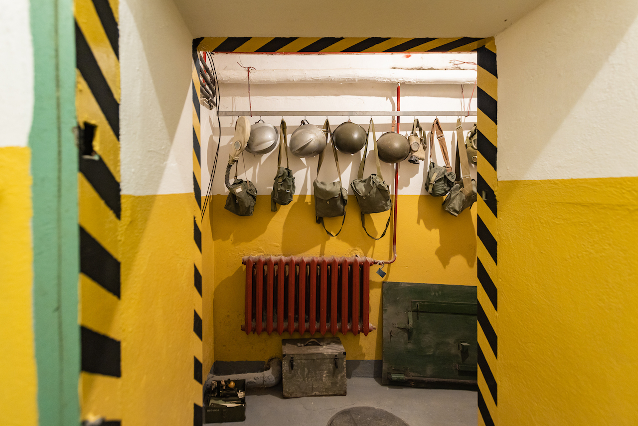 Kaski wiszące na ścianie